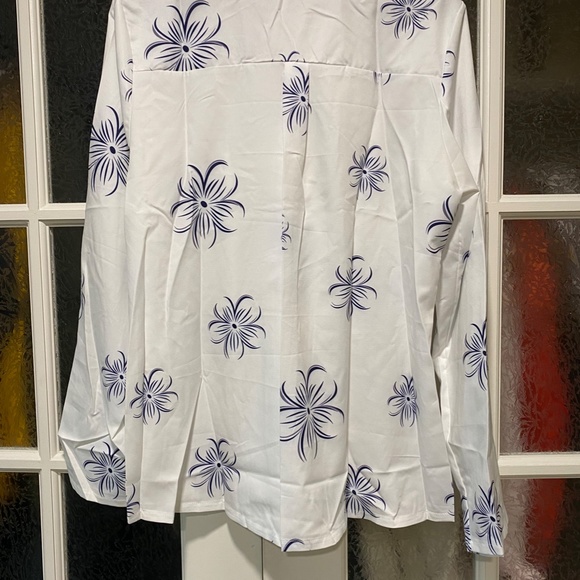 Breezy Blouse With Stand Up Collar - Picture 2 of 8